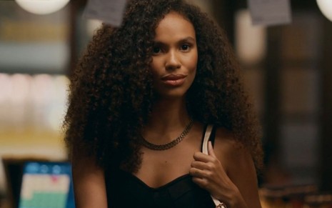 Duda Almeida com expressão séria na novela Quem Ama Cuida