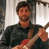 Dudu Azevedo tocando guitarra