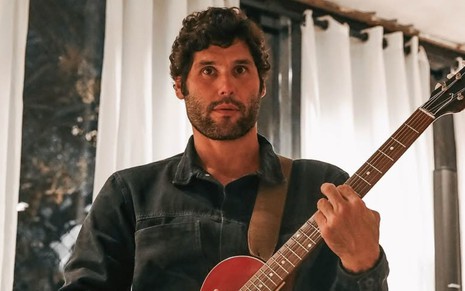 Dudu Azevedo tocando guitarra