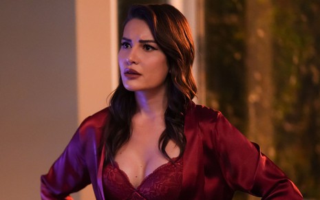 Hande (Ece İrtem) em cena da novela Coração de Mãe