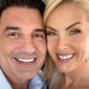 Edu Guedes e Ana Hickmann, lado a lado, com rostos colados, sorridentes