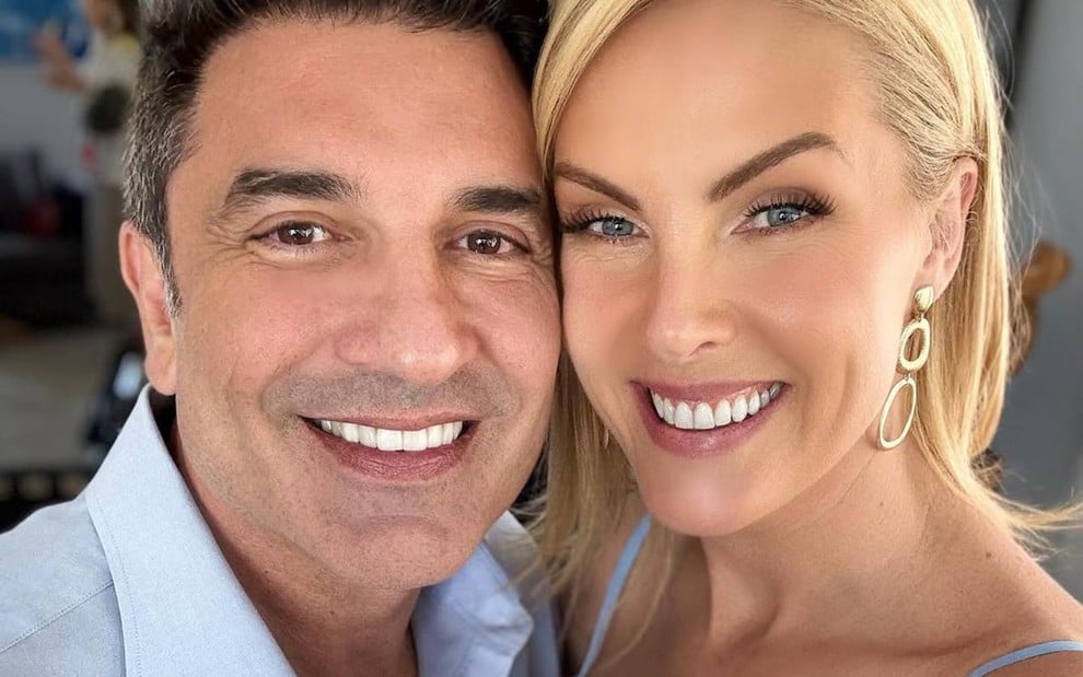Edu Guedes e Ana Hickmann, lado a lado, com rostos colados, sorridentes