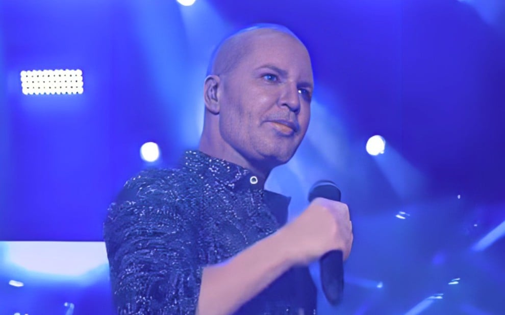 Eduardo Costa completamente careca durante show