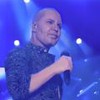 Eduardo Costa completamente careca durante show