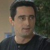 O ator Eduardo Galvão com expressão séria em cena de A Viagem (1994)