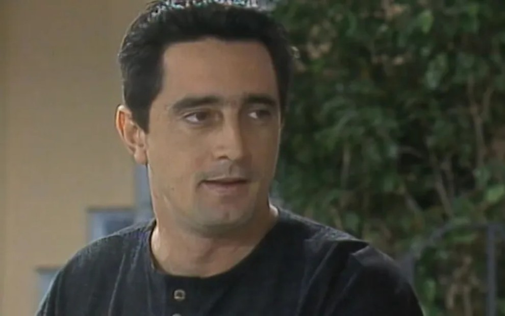 O ator Eduardo Galvão com expressão séria em cena de A Viagem (1994)