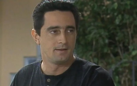 O ator Eduardo Galvão com expressão séria em cena de A Viagem (1994)