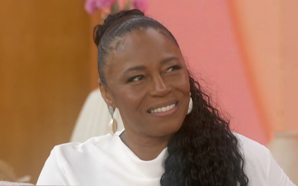 Edvana Carvalho sorri no Encontro com Patrícia Poeta