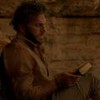 Paulo (Elam Lima) está sujo dentro de uma caverva em cena da novela A Caverna Encantada