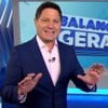 Eleandro Passaia usa terno e gesticula; ao fundo está o logo do Balanço Geral SP no telão