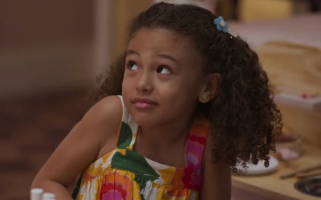 Elis Cabral sorri em cena da novela Dona de Mim