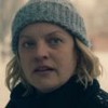 Elisabeth Moss usa um gorro de frio em cena The Handmaid's Tale