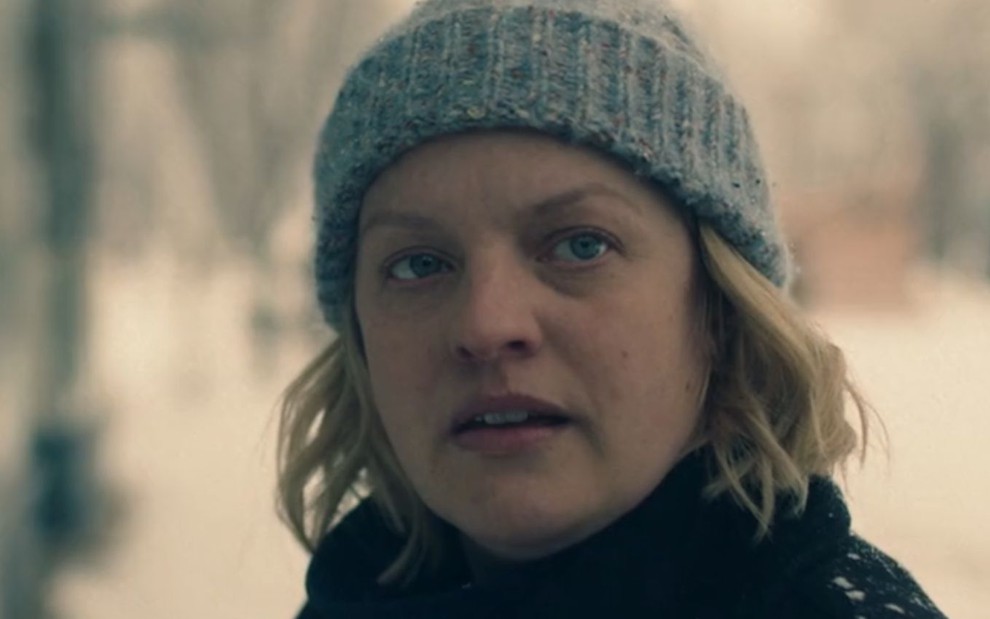 Elisabeth Moss usa um gorro de frio em cena The Handmaid's Tale