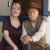 Elizabeth Savala e Ary Fontoura sentados lado a lado em foto da novela Êta Mundo Melhor!