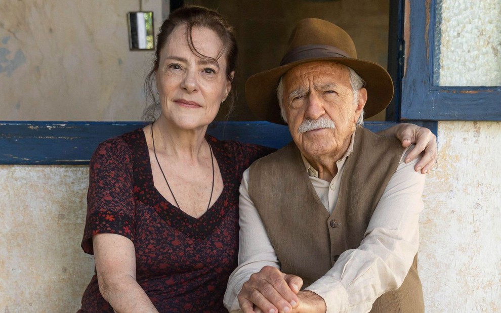 Elizabeth Savala e Ary Fontoura sentados lado a lado em foto da novela Êta Mundo Melhor!