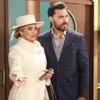 Cecília Albuquerque (Ellen Rocche), Alberto (Carlo Porto) estão na frente de Lavínia (Juju Penido) em cena da novela
