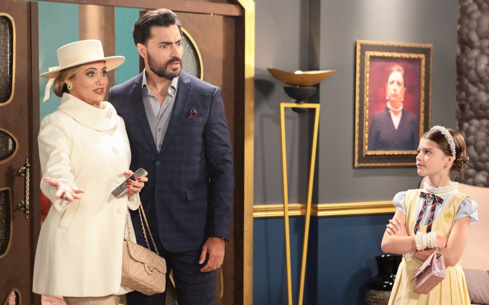 Cecília Albuquerque (Ellen Rocche), Alberto (Carlo Porto) estão na frente de Lavínia (Juju Penido) em cena da novela