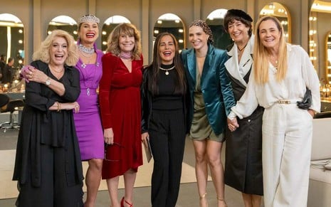 Susana Vieira, Flávia Alessandra, Renata Sorrah, Gloria Pires, Leticia Colin, Lilia Cabral e Adriana Esteves posam para foto lado a lado