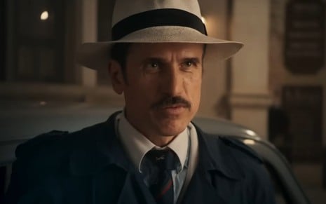 Eriberto Leão com expressão séria na novela Êta Mundo Melhor!