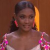 Erika Januza está com cabelo preso em rabo de cavalo baixo, usa uma regata rosa e brincos de pedraria