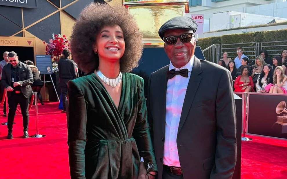 Esperanza Spalding e Milton Nascimento estão lado a lado no red carpet do Grammy 2025