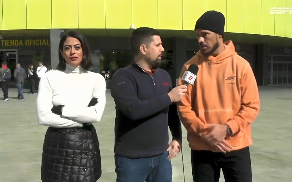 Carol Castro, André Linares e José Loreto estão em frente ao estádio do Villarreal na Espanha