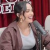 Eva Pacheco sorri em entrevista no podcast Pod Delas, no YouTube