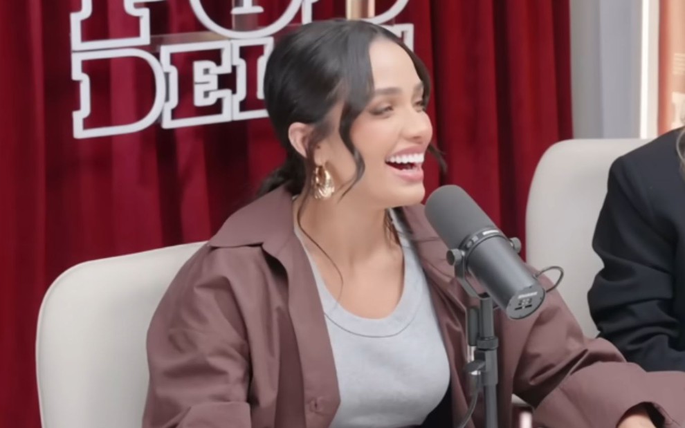 Eva Pacheco sorri em entrevista no podcast Pod Delas, no YouTube