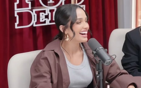 Eva Pacheco sorri em entrevista no podcast Pod Delas, no YouTube