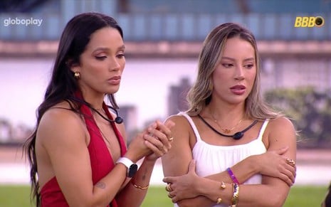 Eva Pacheco e Renata Saldanha em pé na área externa do BBB 25