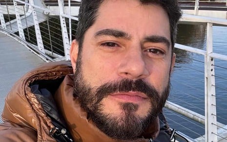 O jornalista Evaristo Costa sério, em selfie publicada no Instagram