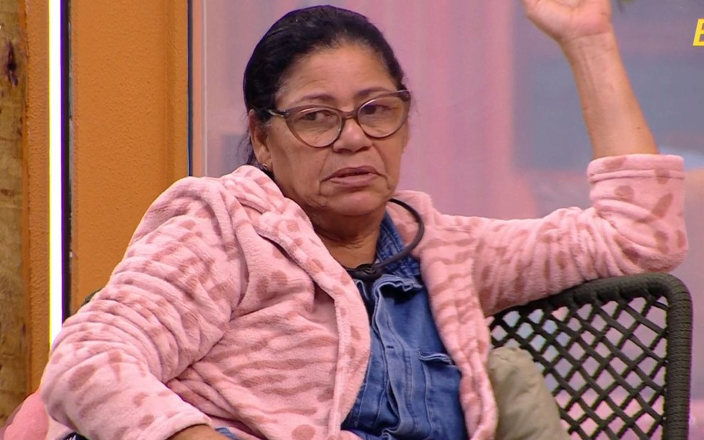 Foto de Joselma Silva no BBB 25; ela veste camiseta jeans e blusa rosa