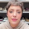 Fabiana Justus em vídeo no Instagram, sentada em seu closet usando moletom bege