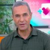 Na montagem: Fabrício Battaglini (à esquerda) e Karine Teles (à direita) no Mais Você, na Globo