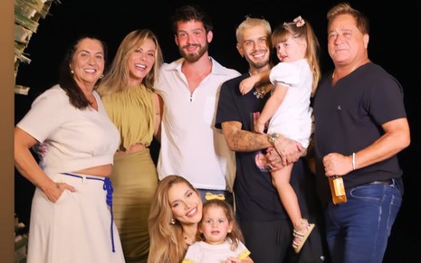 Foto em família de Margareth Serrão, Poliana Rocha, João Guilherme Ávila, Zé Felipe, Leonardo, Virginia Fonseca e as Marias