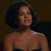 Bella Campos sorri em cena como Maria de Fátima na novela Vale Tudo
