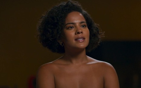 Bella Campos sorri em cena como Maria de Fátima na novela Vale Tudo