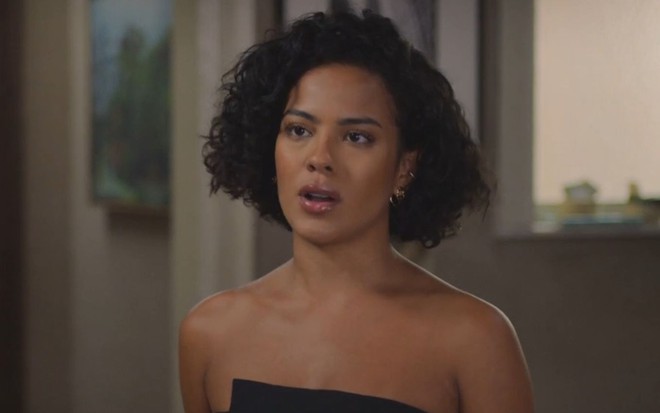 Bella Campos com expressão séria em cena como Maria de Fátima na novela Vale Tudo