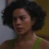 Bella Campos com expressão séria em cena como Maria de Fátima na novela Vale Tudo