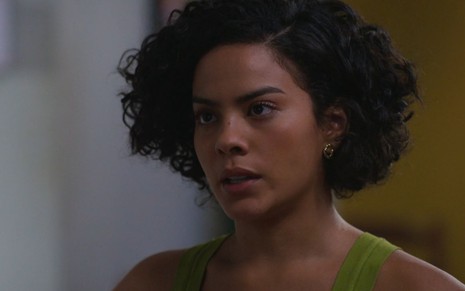 Bella Campos com expressão séria em cena como Maria de Fátima na novela Vale Tudo