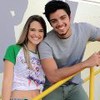 Os atores Juliana Paiva e Rodrigo Simas lado a lado, caracterizados como seus personagens em Malhação