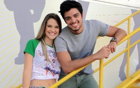 Os atores Juliana Paiva e Rodrigo Simas lado a lado, caracterizados como seus personagens em Malhação