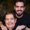 Faustão e João Silva sorriem para a foto