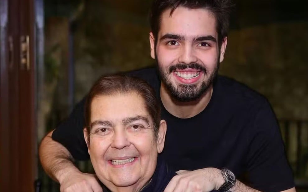 Faustão e João Silva sorriem para a foto