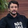 Fefito está com expressão séria e usa um moletom preto