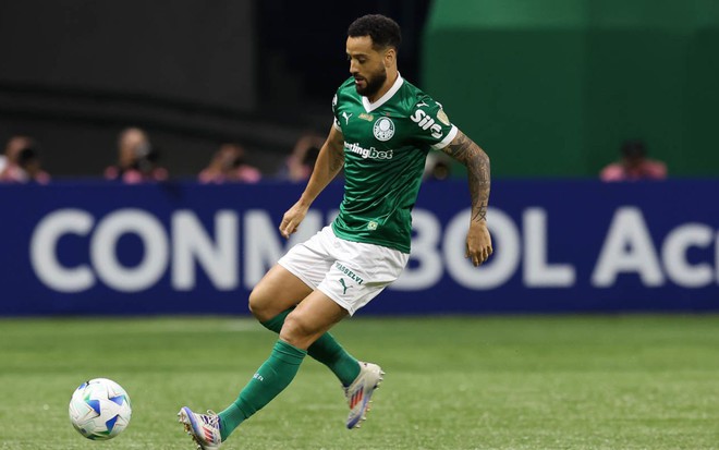 Felipe Anderson usa uniforme verde e branco em jogo do Palmeiras na Libertadores