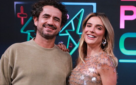 Foto mostra Felipe Andreoli abraçado com Rafa Brites