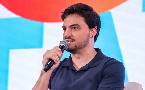 Felipe Neto fala em microfone