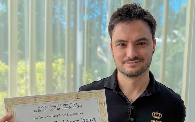 Felipe Neto segurando um diploma no Instagram