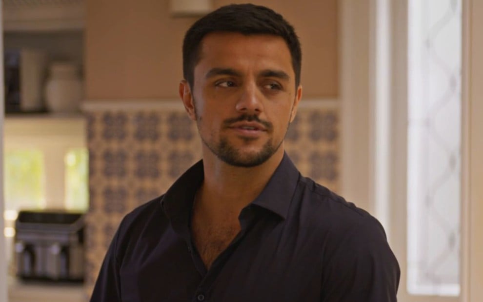 Felipe Simas como Danilo em Dona de Mim